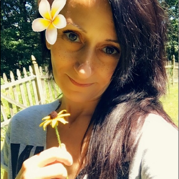 🌺MEET YOUR SELLER/BUYER/POSH AMBASSADOR🌺 - Picture 1 of 5